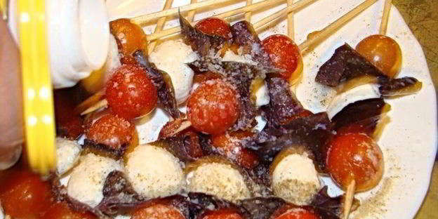 канапе закуска из помидоров черри и сыра