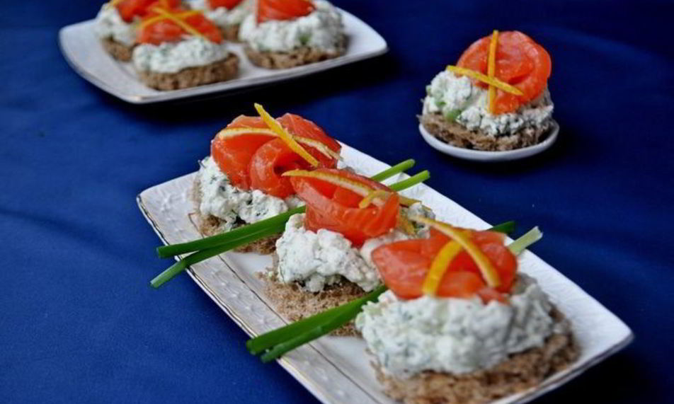 Рецепт канапе закусочных с семгоя и сырныма кремома