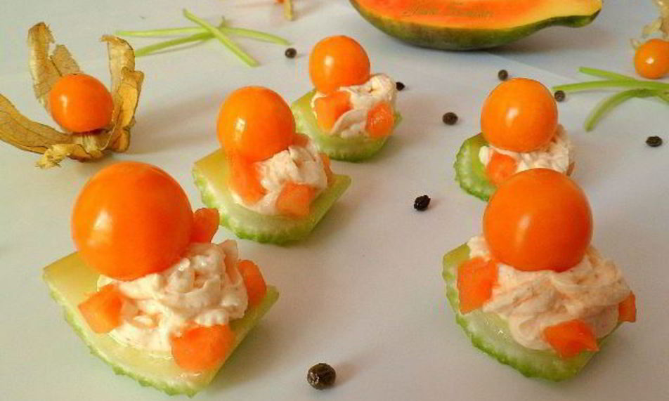 Рецепт канапешки из сельдерея, папайи, сливочного сыра и физалиса