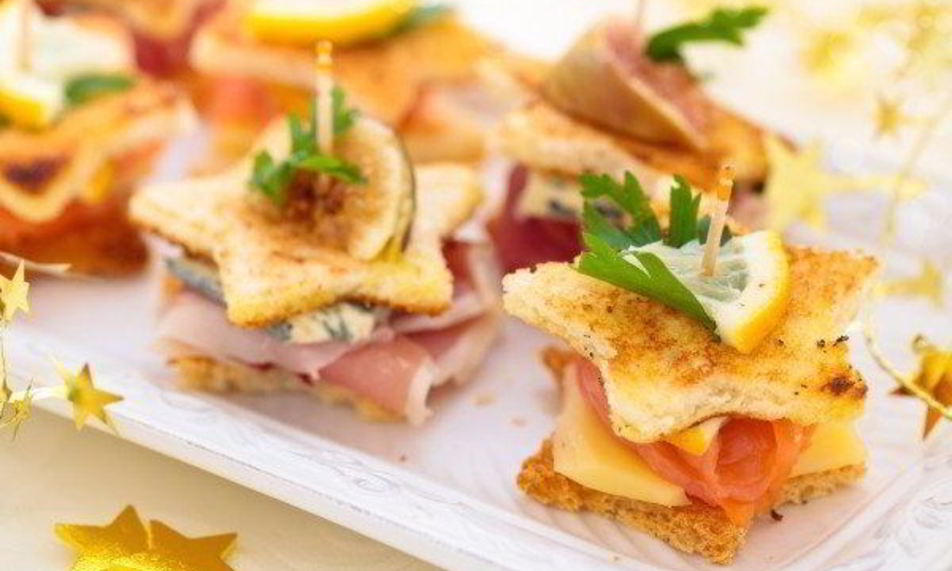Рецепт новогодних канапе с сыром и лососем
