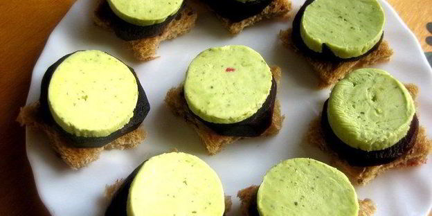 пикантные канапе из свеклы