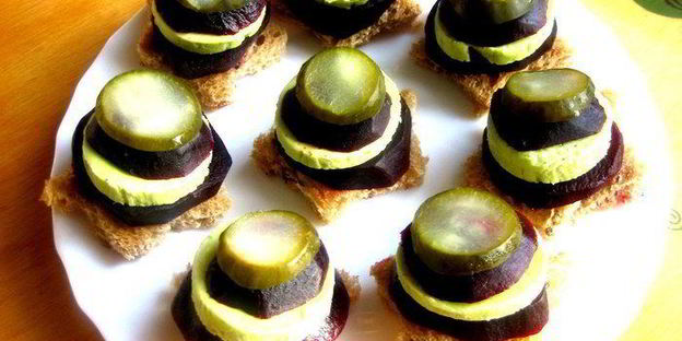 пикантные канапе из свеклы