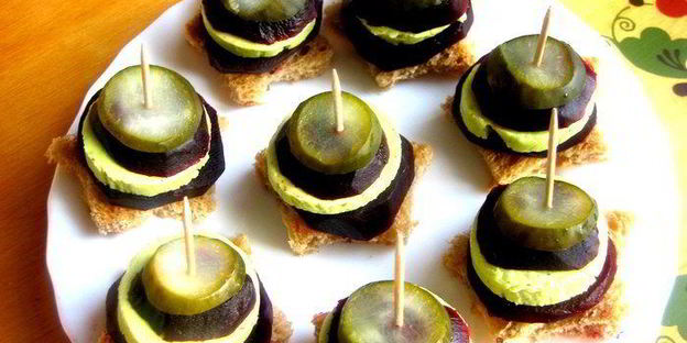 пикантные канапе из свеклы