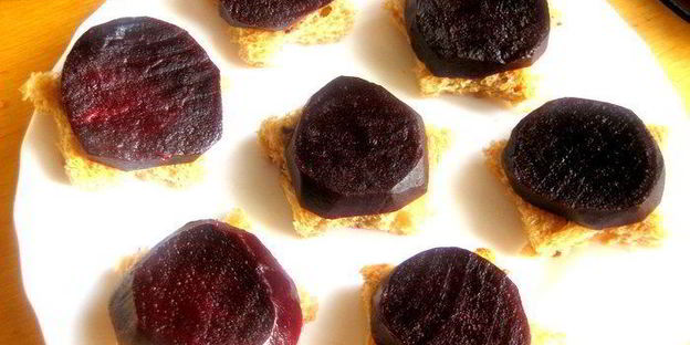 пикантные канапе из свеклы