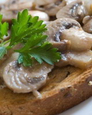 Теплые канапе с грибами, жареным луком и пармезаном