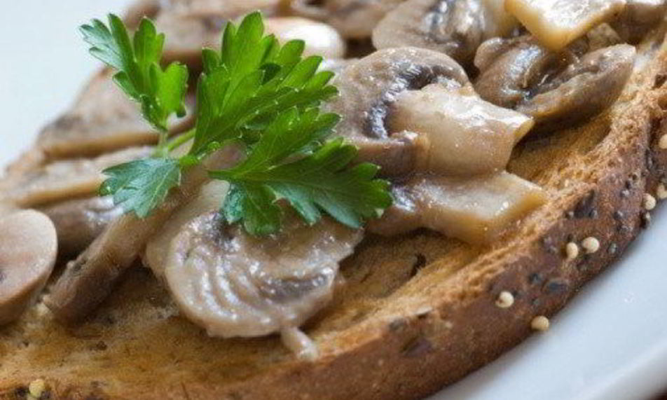 Рецепт теплых канапе с грибами, жареным луком и пармезаном