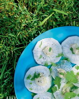 Карпаччо из редьки с хумусом