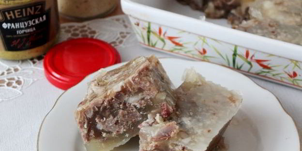 холодец из куриных желудков и свиных ножек