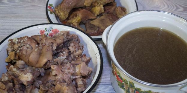 холодец из свиных ножек и говядины