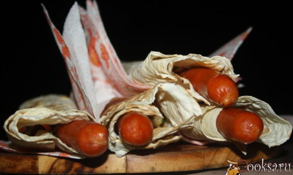 Рецепт хотдогов с венгерскими колбасками в лаваше на мангале