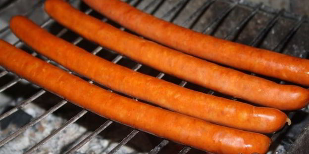 хотдоги с венгерскими колбасками в лаваше на мангале