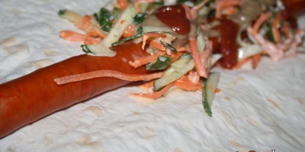 хотдоги с венгерскими колбасками в лаваше на мангале