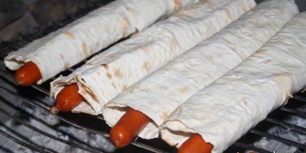 хотдоги с венгерскими колбасками в лаваше на мангале
