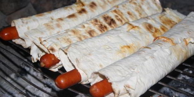 хотдоги с венгерскими колбасками в лаваше на мангале