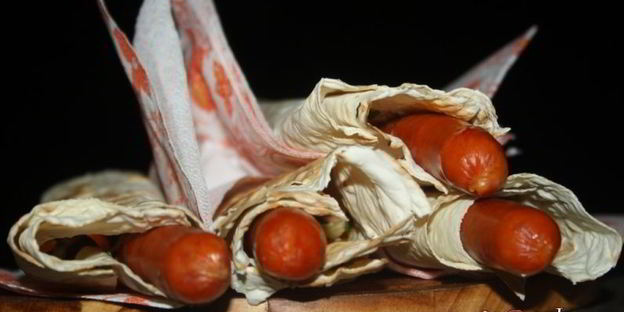 хотдоги с венгерскими колбасками в лаваше на мангале