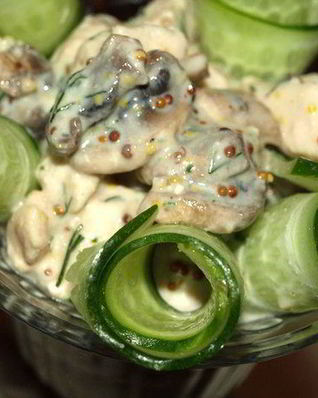 Коктейль из куриной грудки, шампиньонов и огурцов