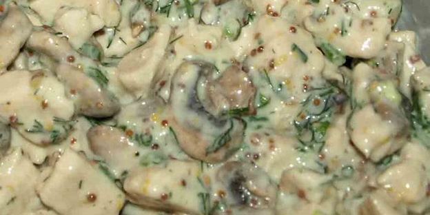 коктейль из куриной грудки, шампиньонов и огурцов