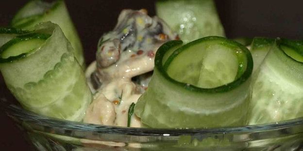 коктейль из куриной грудки, шампиньонов и огурцов