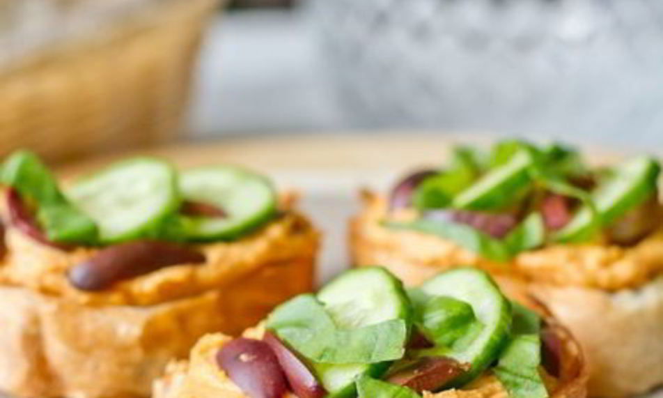 Рецепт кростини с хумусом, базиликом и оливками