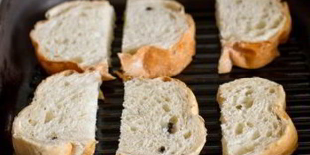 кростини с хумусом, базиликом и оливками