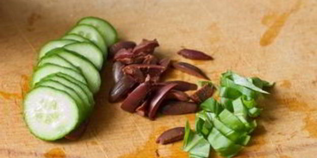 кростини с хумусом, базиликом и оливками