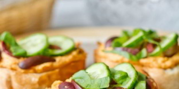 кростини с хумусом, базиликом и оливками