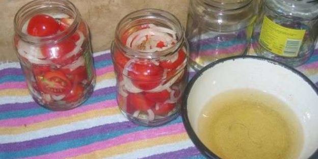 маринованные помидоры с луком в растительном масле