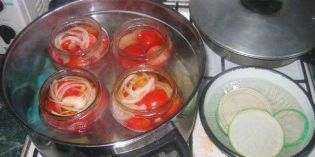 маринованные помидоры с луком в растительном масле
