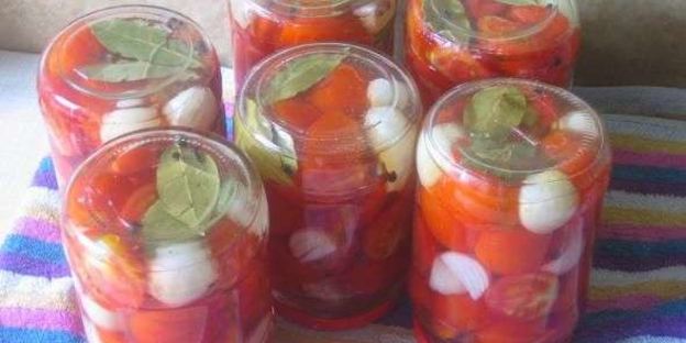 маринованные помидоры с луком в растительном масле