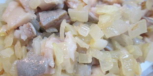 мороженое-закуска с сельдью и маринованным луком