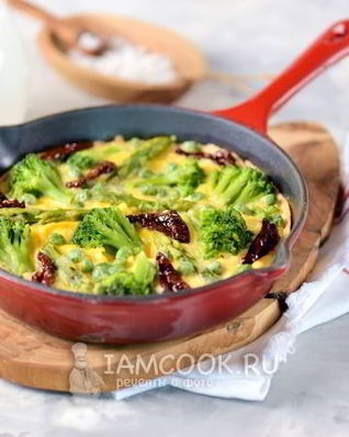 Фриттата с брокколи, спаржей и вялеными томатами