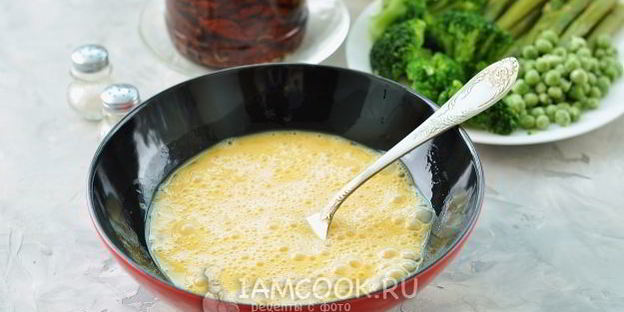 фриттата с брокколи, спаржей и вялеными томатами