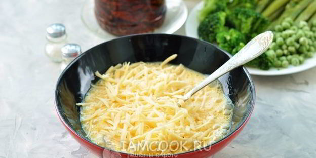 фриттата с брокколи, спаржей и вялеными томатами