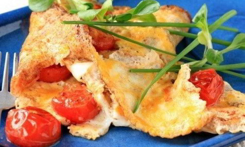 Рецепт легкого омлета с обжаренной курицей, помидорами и сыром