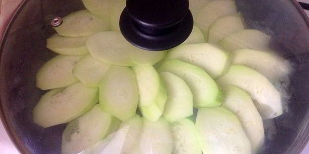 нежный омлет с кабачками на сковороде