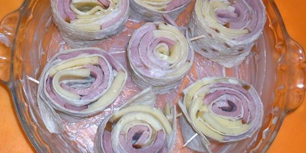 омлет — букет с розами из лаваша