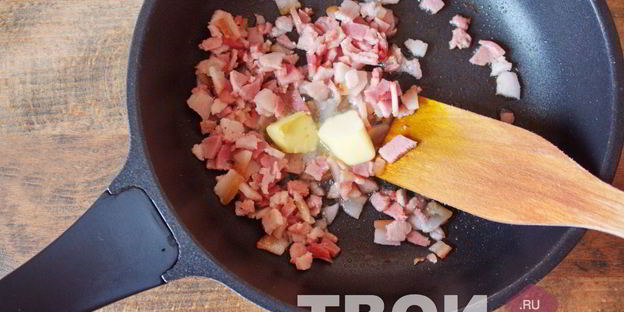 омлет на сковороде