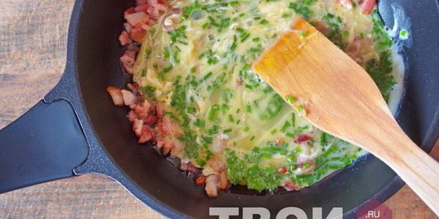 омлет на сковороде