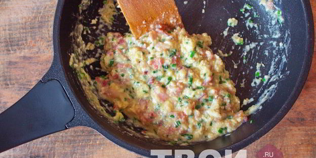 омлет на сковороде