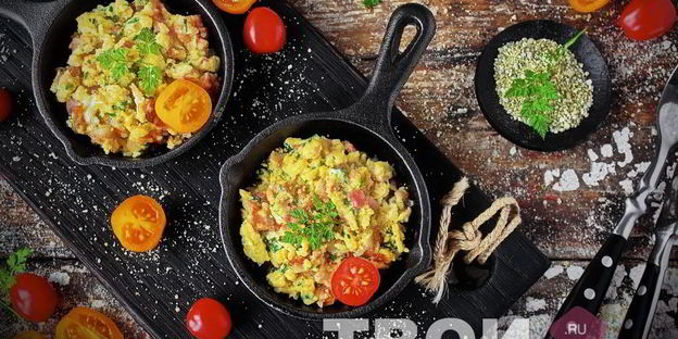 омлет на сковороде