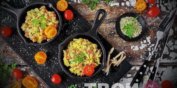 омлет на сковороде