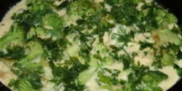 омлет с брокколи и помидорами