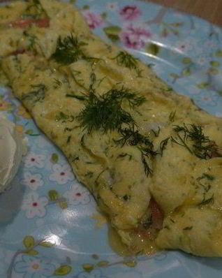 Омлет с форелью и укропом