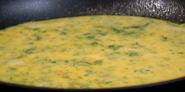 омлет с форелью и укропом