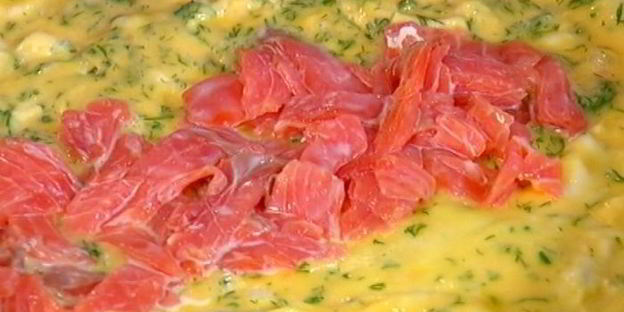 омлет с форелью и укропом