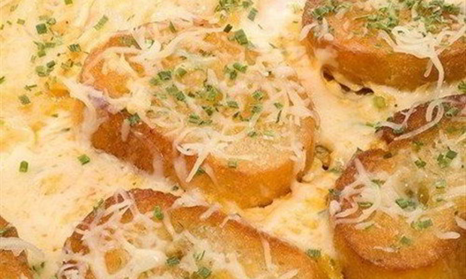 Рецепт омлета с грюйером, чесноком и сухариками