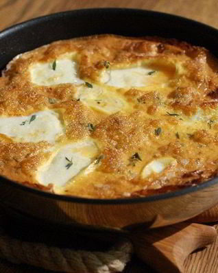 Омлет с карамелизированным шалотом, моцареллой и тимьяном