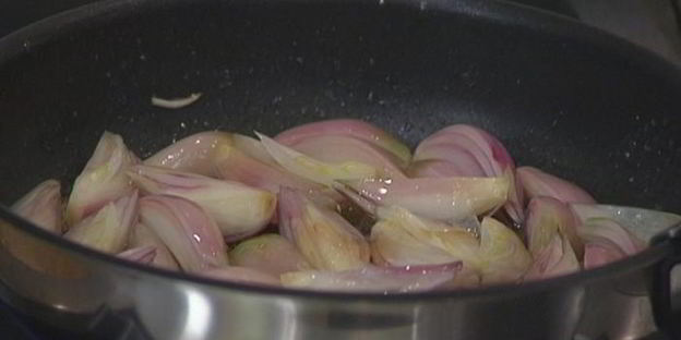 омлет с карамелизированным шалотом, моцареллой и тимьяном