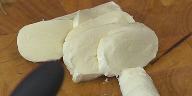 омлет с карамелизированным шалотом, моцареллой и тимьяном