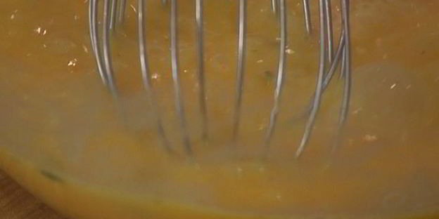 омлет с карамелизированным шалотом, моцареллой и тимьяном